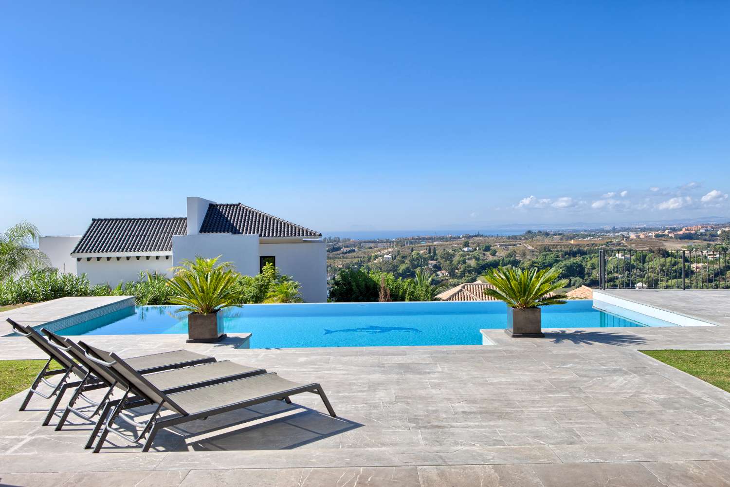 Elegant and spacious Villa in Los Flamingos Golf Resort,