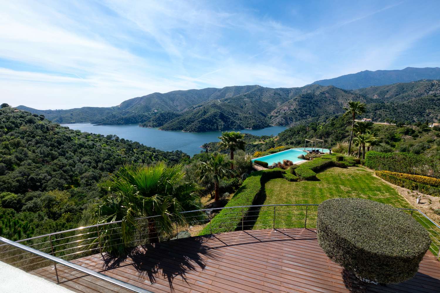 Villa incroyable avec vue sur le lac et la mer