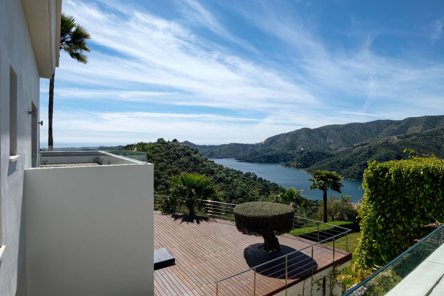 Geweldige villa met uitzicht op het meer en de zee