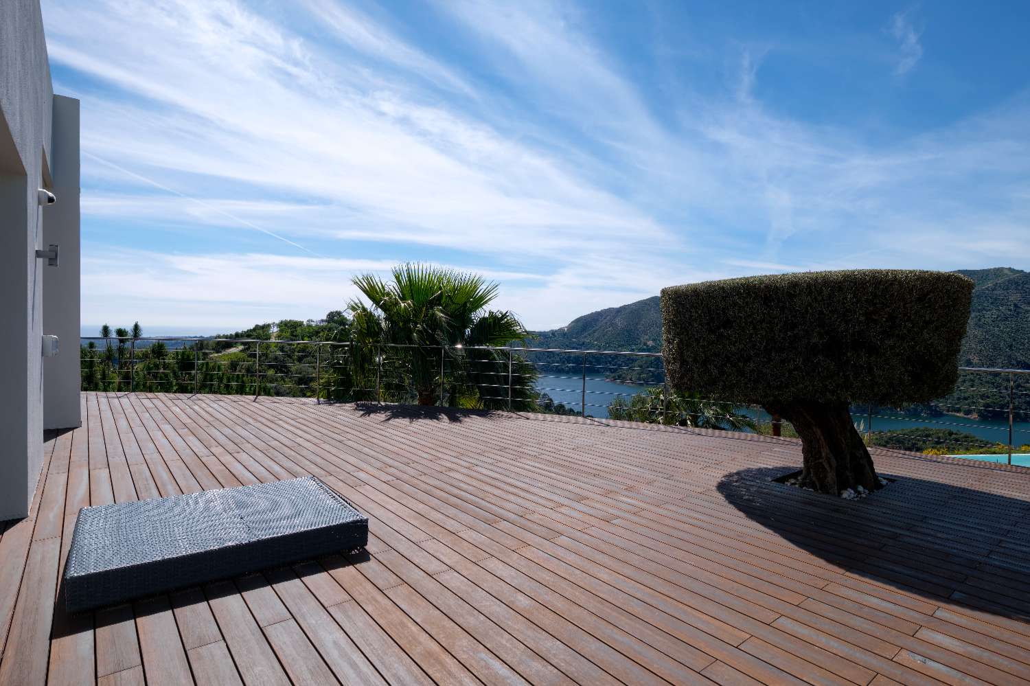 Fantastisk villa med utsikt over innsjøen og sjøen