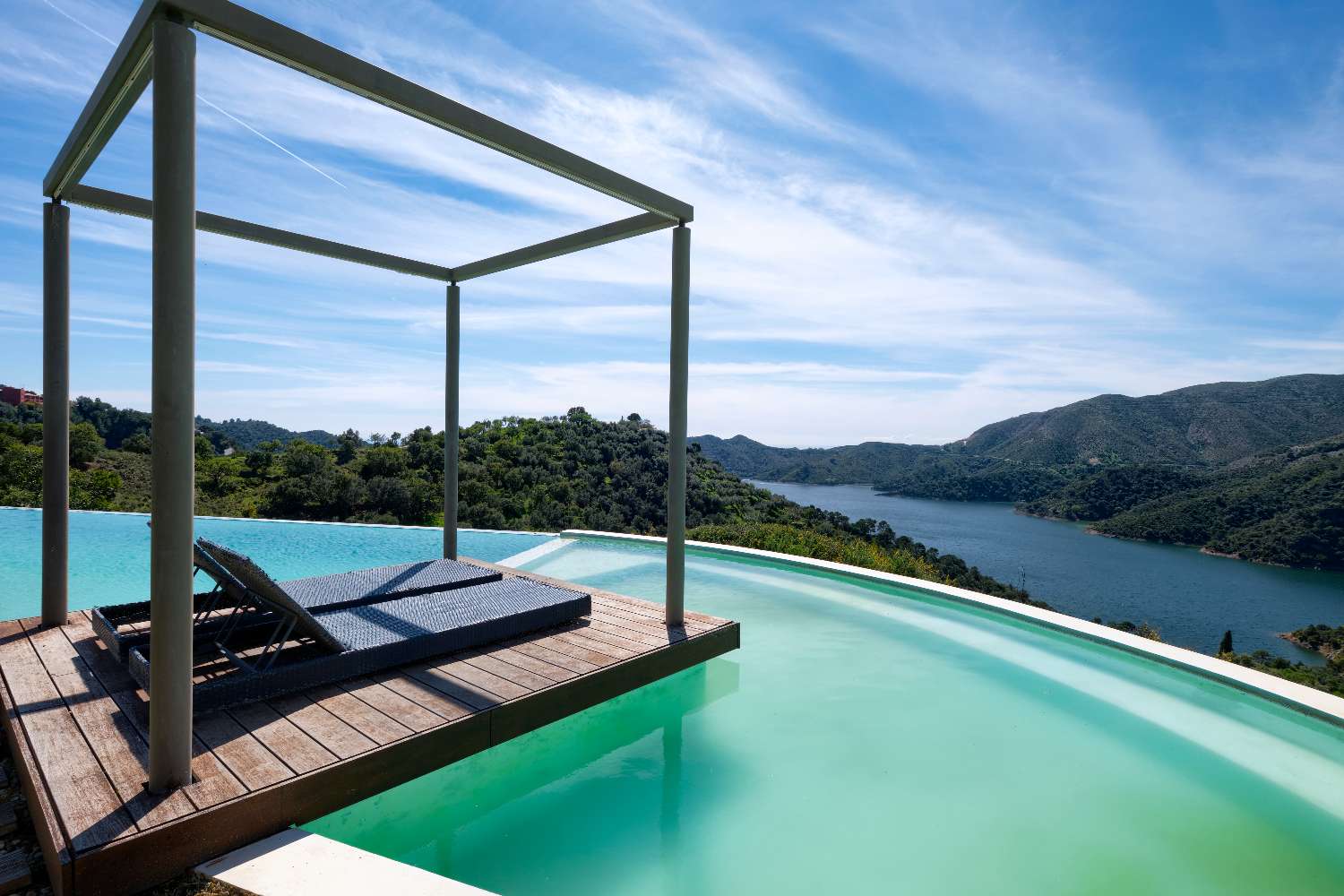 Erstaunliche Villa mit See- und Meerblick