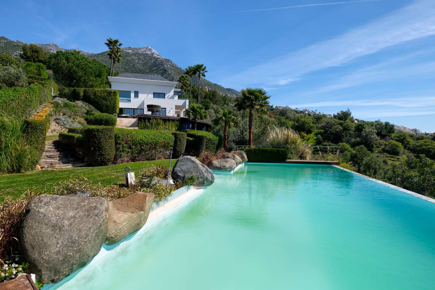 Erstaunliche Villa mit See- und Meerblick