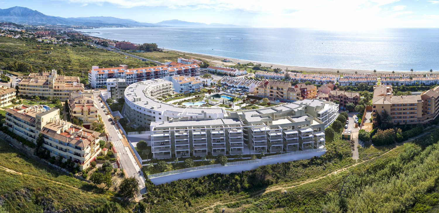 Licht appartement met groot terras en uitzicht op zee naast het strand