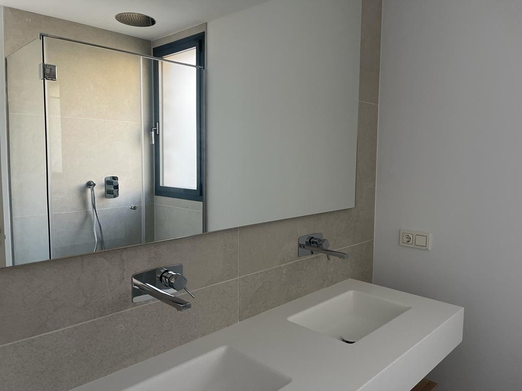 منخفضة الارتفاع ، غرفتي نوم ، حمامين مع حديقة خاصة بمساحة 72 مترًا مربعًا ، بسعر 361000 يورو