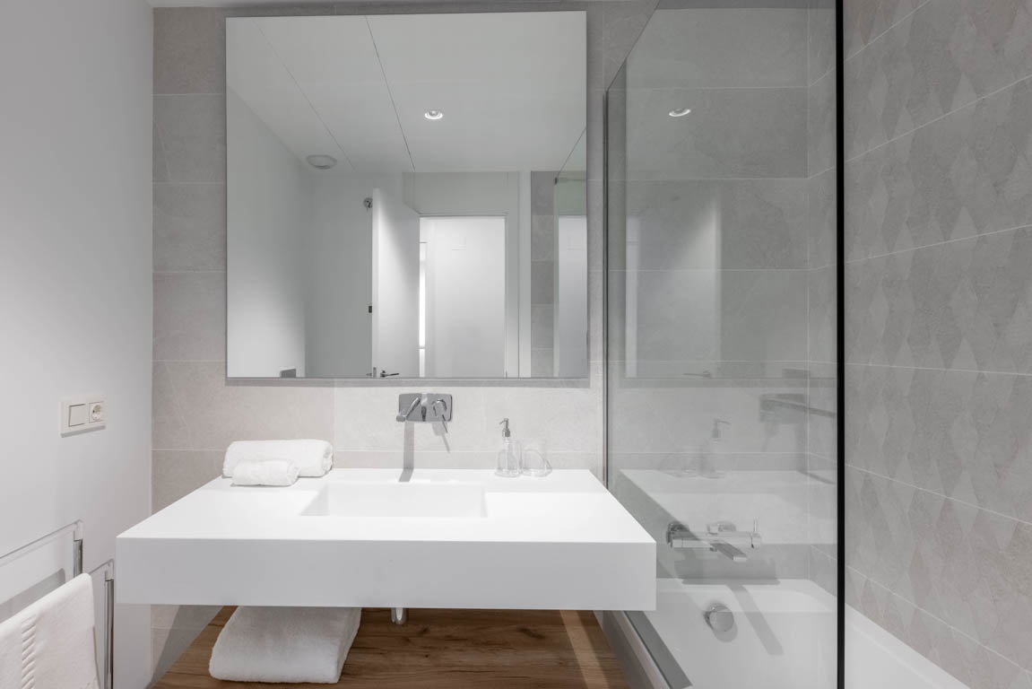 高度低，两间卧室，两间浴室，带72平方米的私人花园，价格为361,000欧元