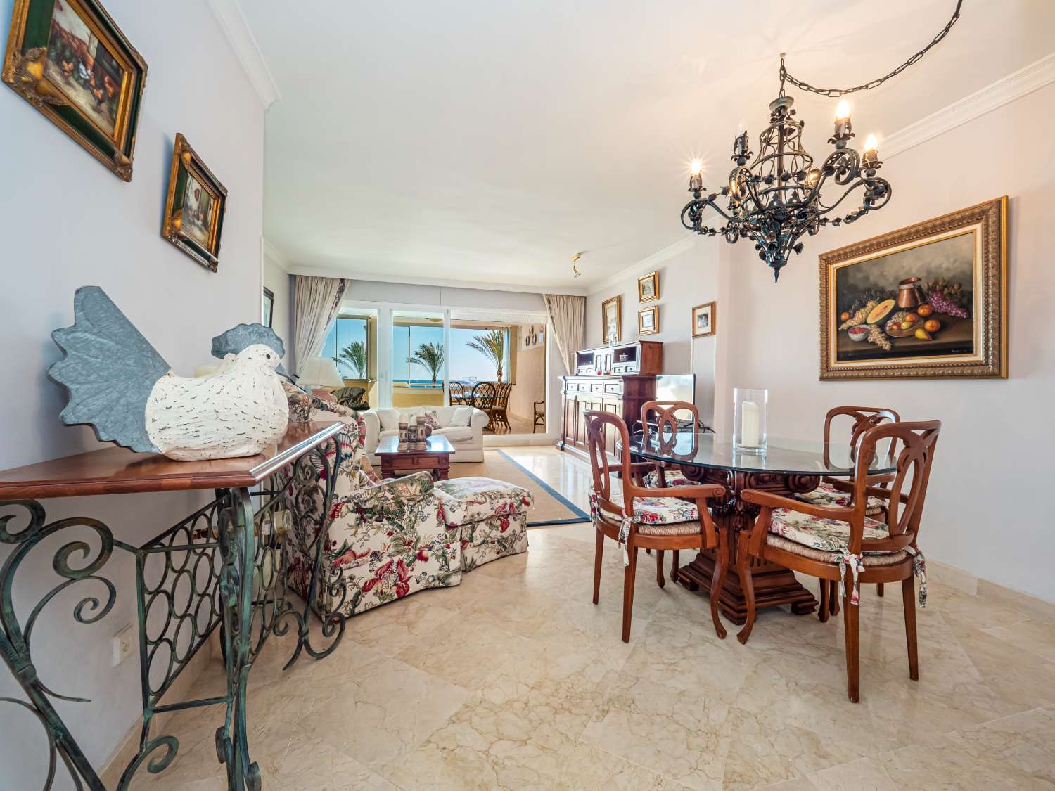 Apartment on the beachfront very close to Puerto Banús, right on the seafront.