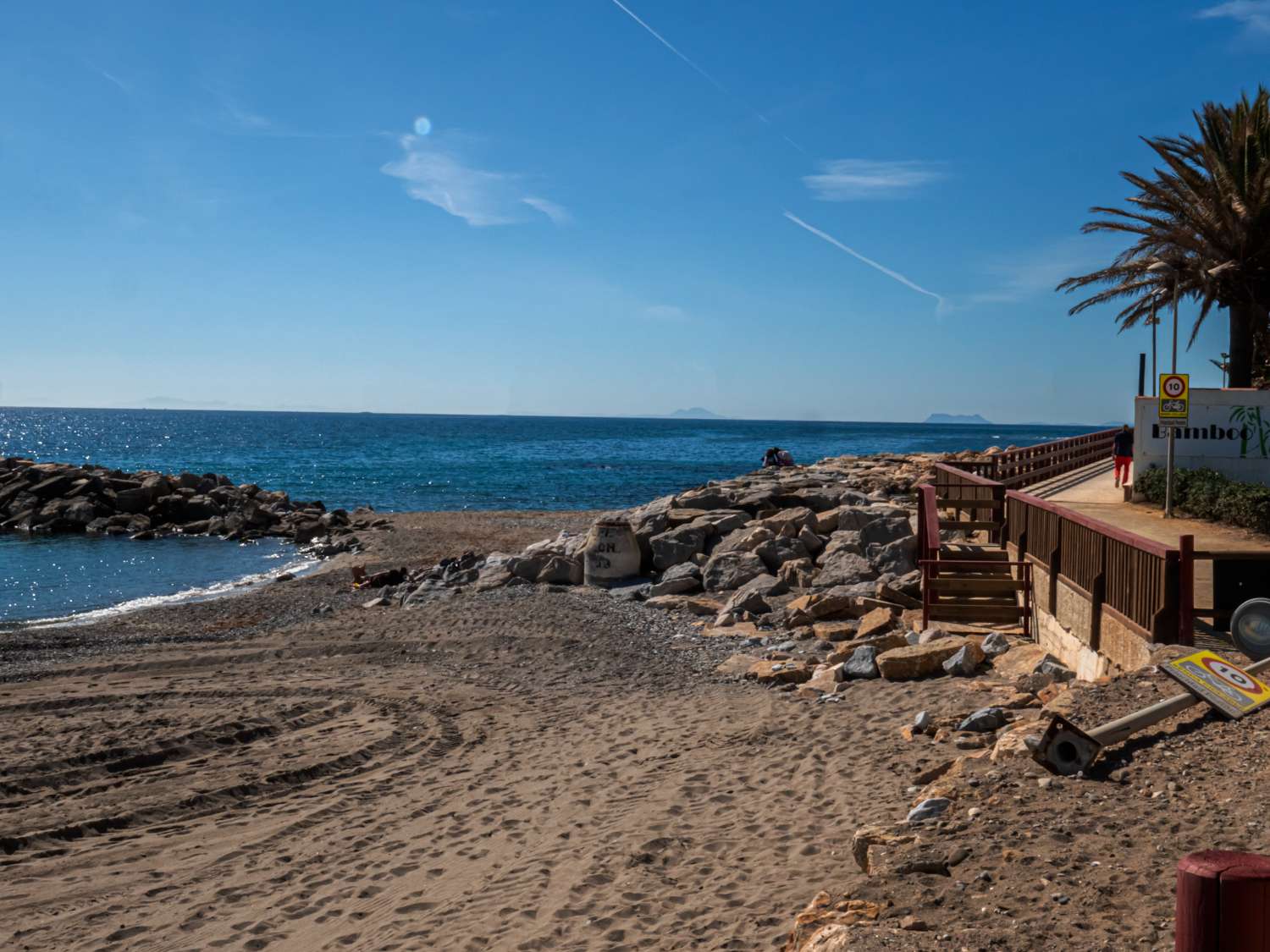 Wohnung direkt am Strand ganz in der Nähe von Puerto Banús, direkt am Meer.