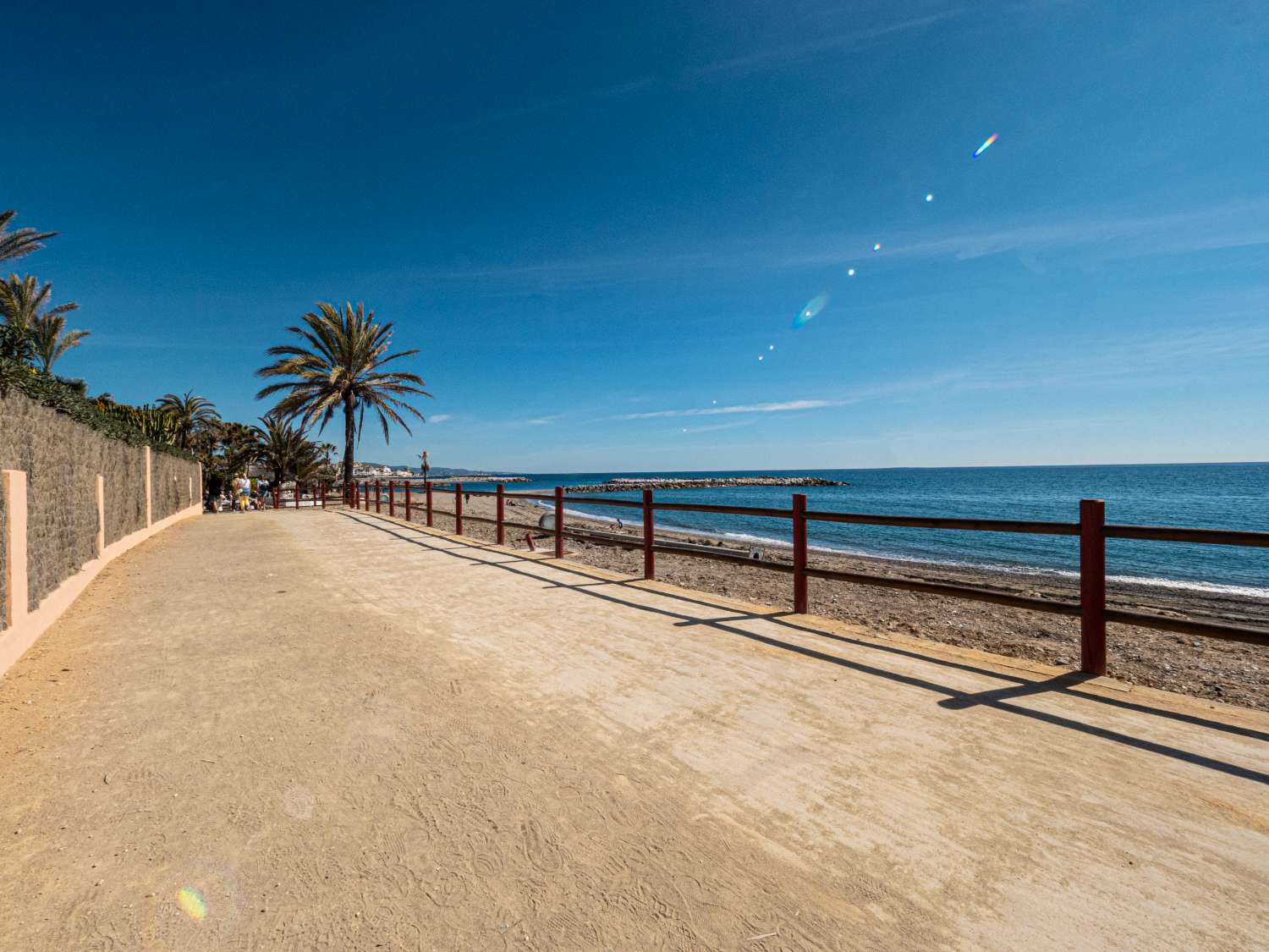 Apartment on the beachfront very close to Puerto Banús, right on the seafront.