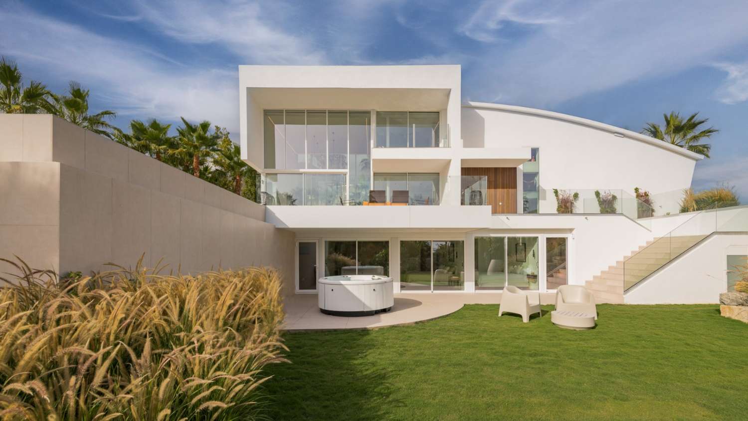 Prijzen Minimalistische villa met uitzicht op zee in luxe urbanisatie met veiligheid