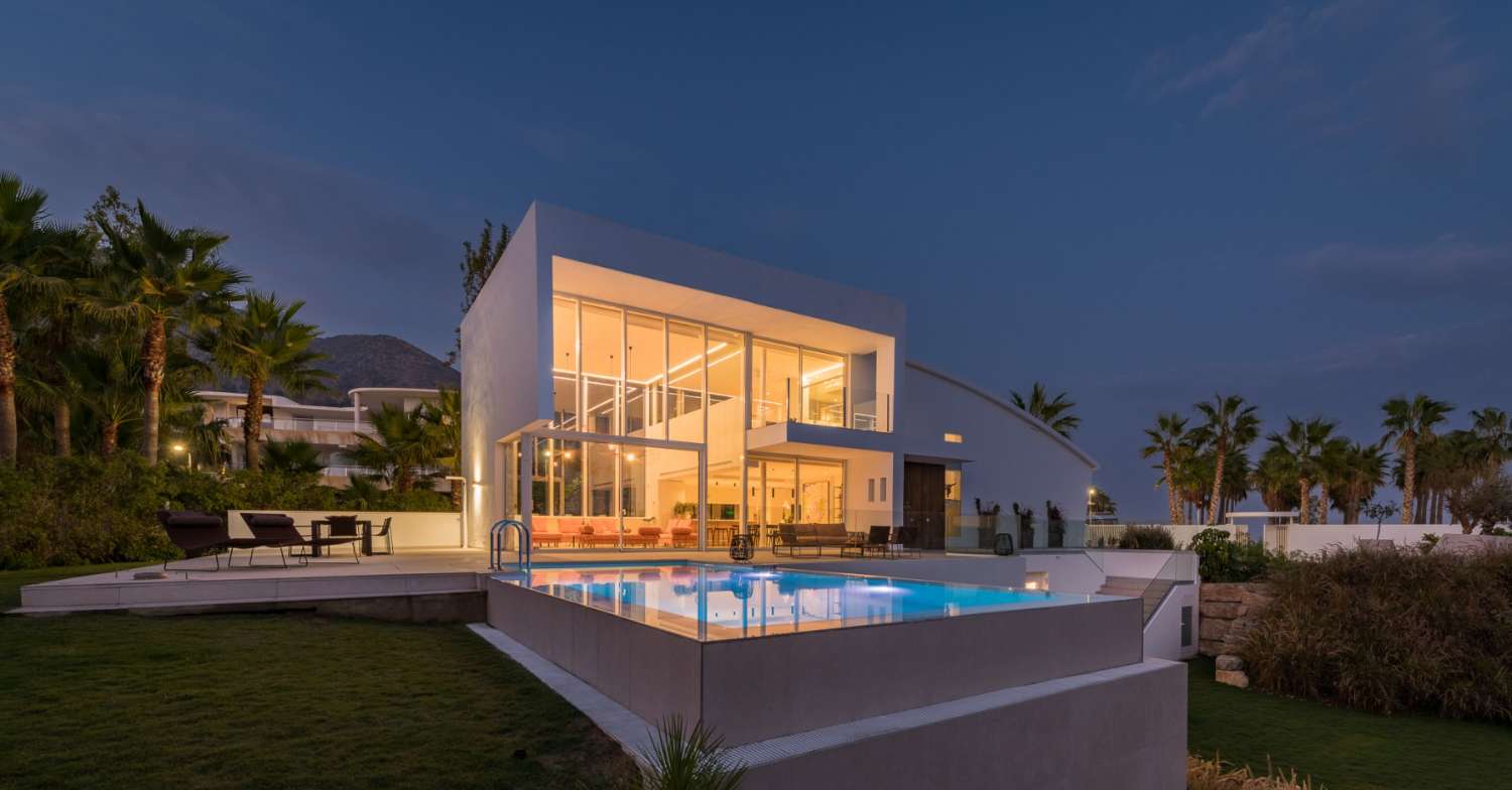 Preciosa Villa Minimalista con vistas al mar en urbanización de lujo con seguridad