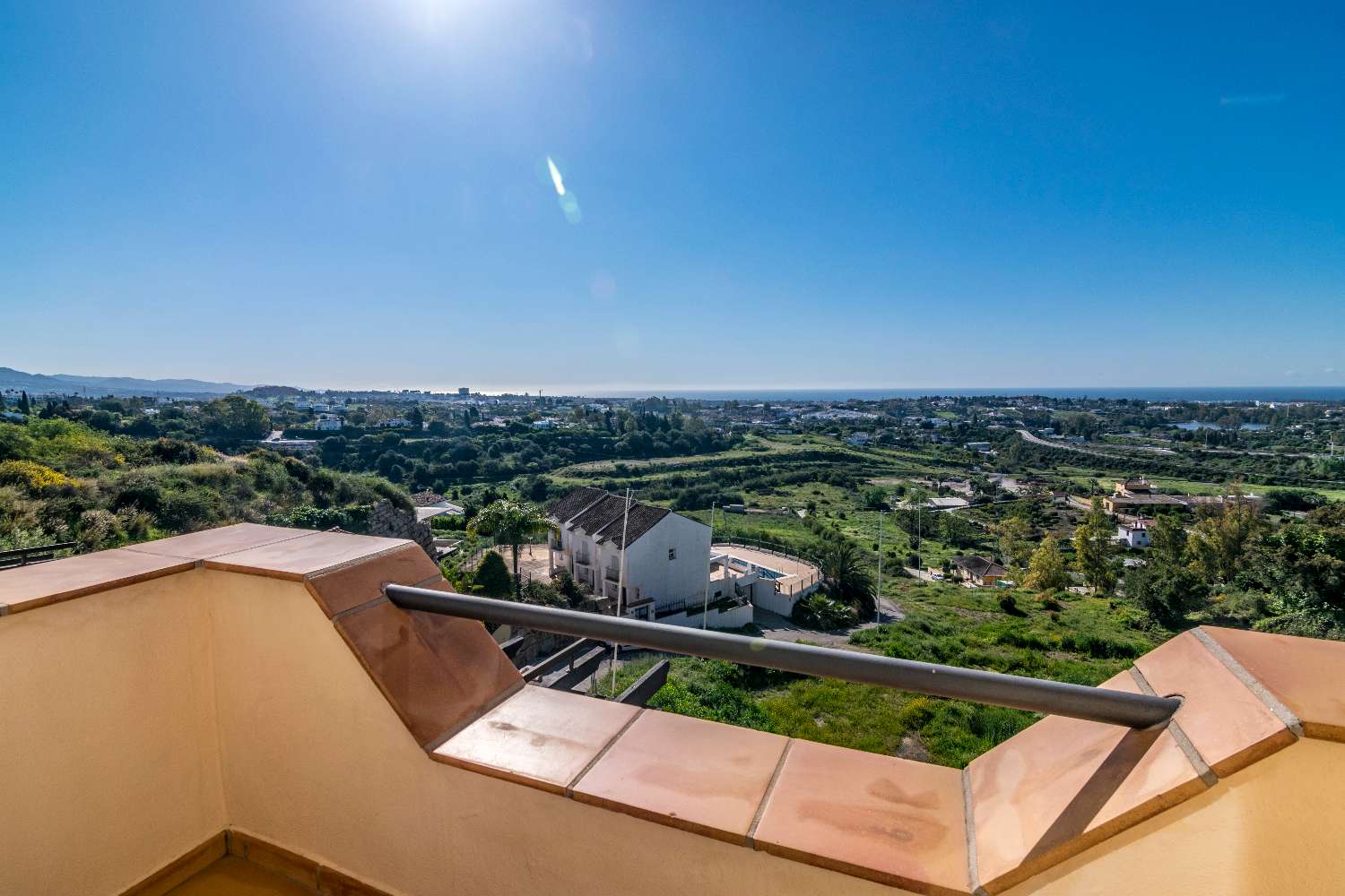 Vakker duplex penthouse i Benahavís vendt sørover med fantastisk utsikt over Middelhavet