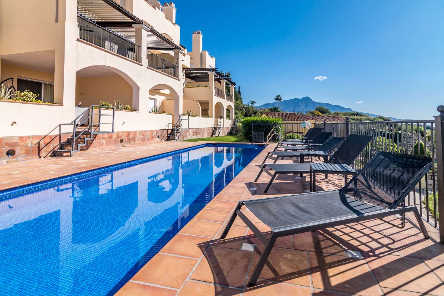 Beautiful duplex penthouse in Benahavís facing south with stunning views of the Mediterranean