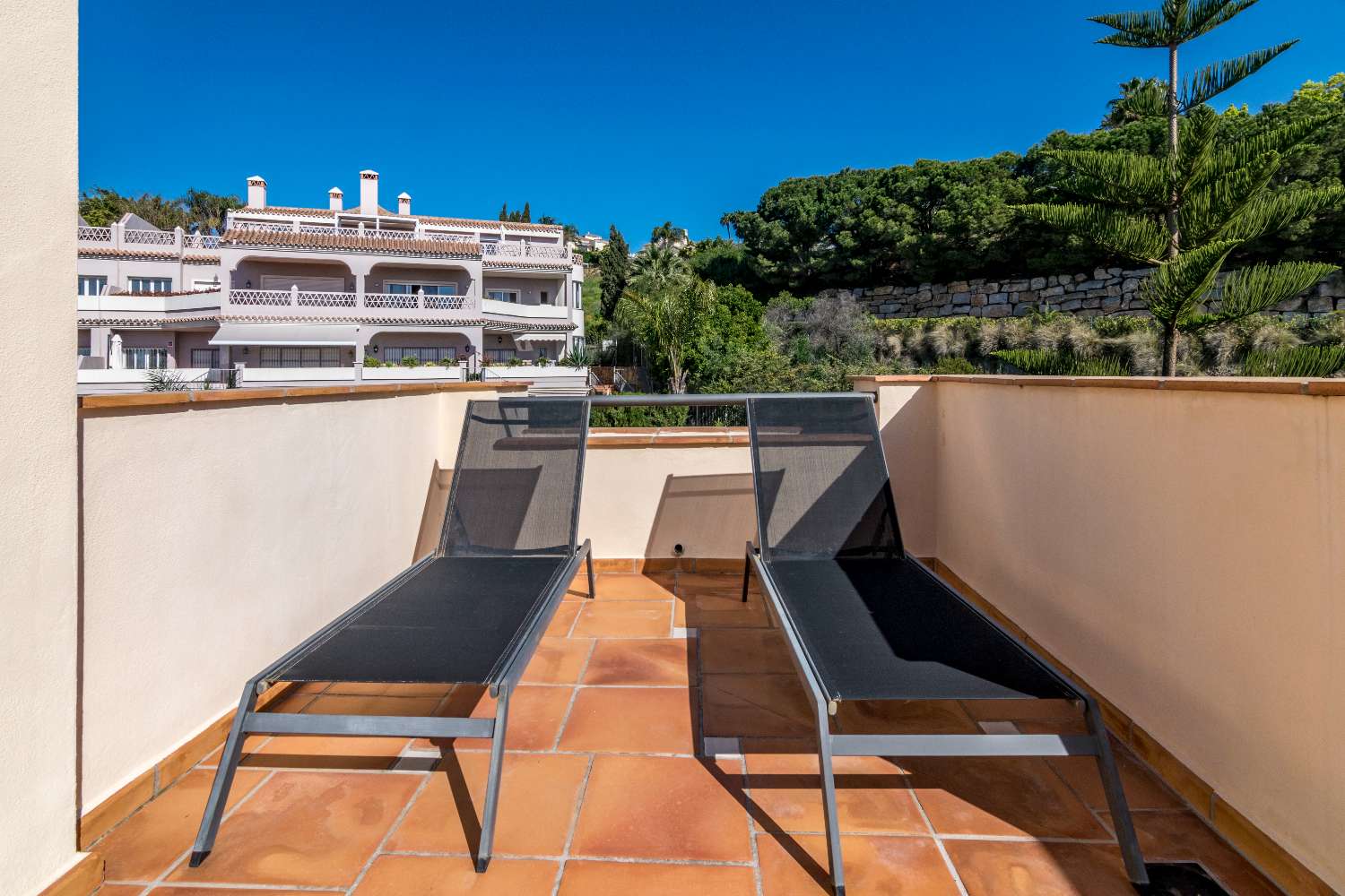 Beautiful duplex penthouse in Benahavís facing south with stunning views of the Mediterranean