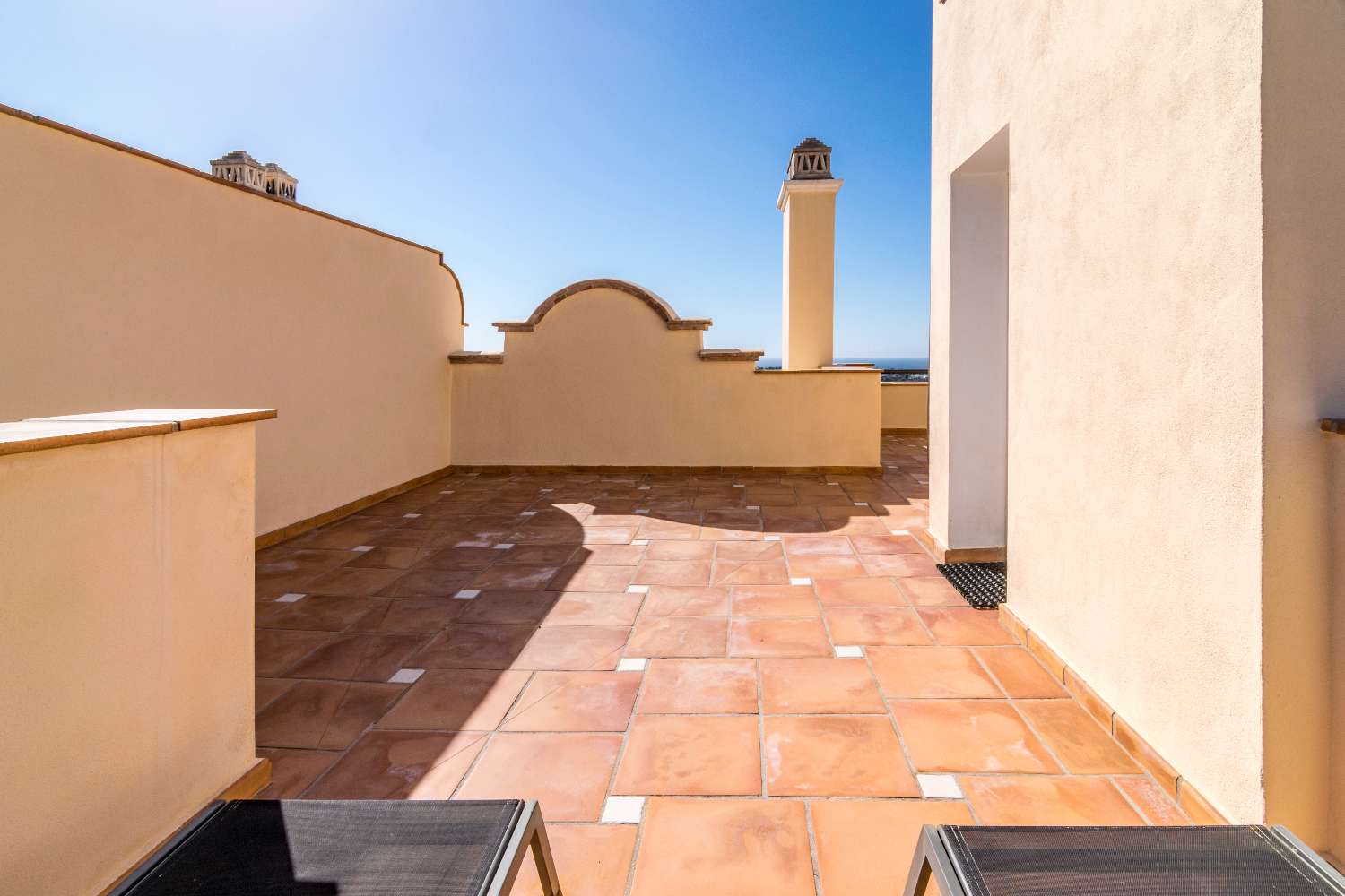 Magnifique penthouse en duplex à Benahavís orienté au sud avec une vue imprenable sur la Méditerranée