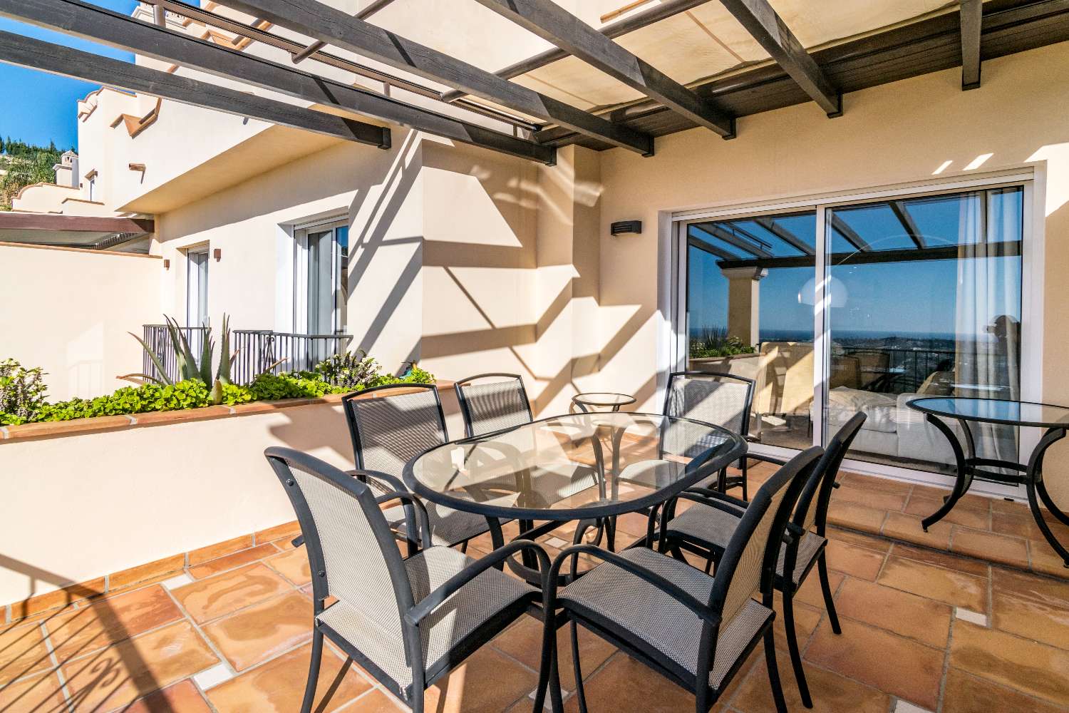 Mooi duplex penthouse in Benahavís op het zuiden met een prachtig uitzicht op de Middellandse Zee