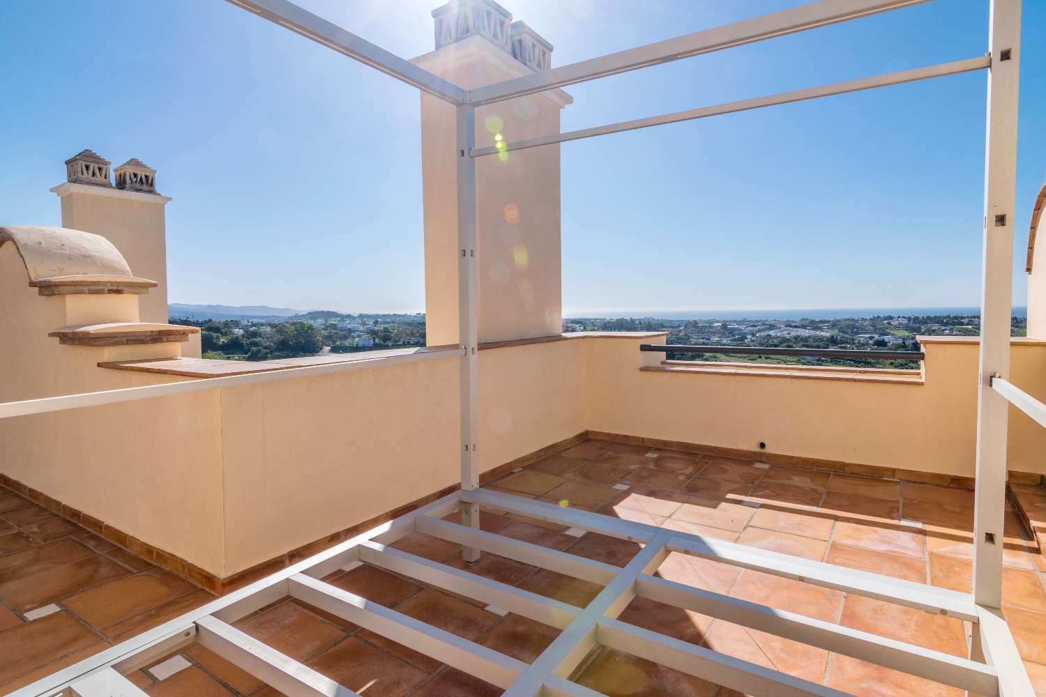 Mooi duplex penthouse in Benahavís op het zuiden met een prachtig uitzicht op de Middellandse Zee