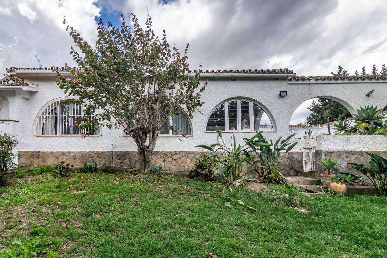 Opportunity villa next to the beach in Estepona