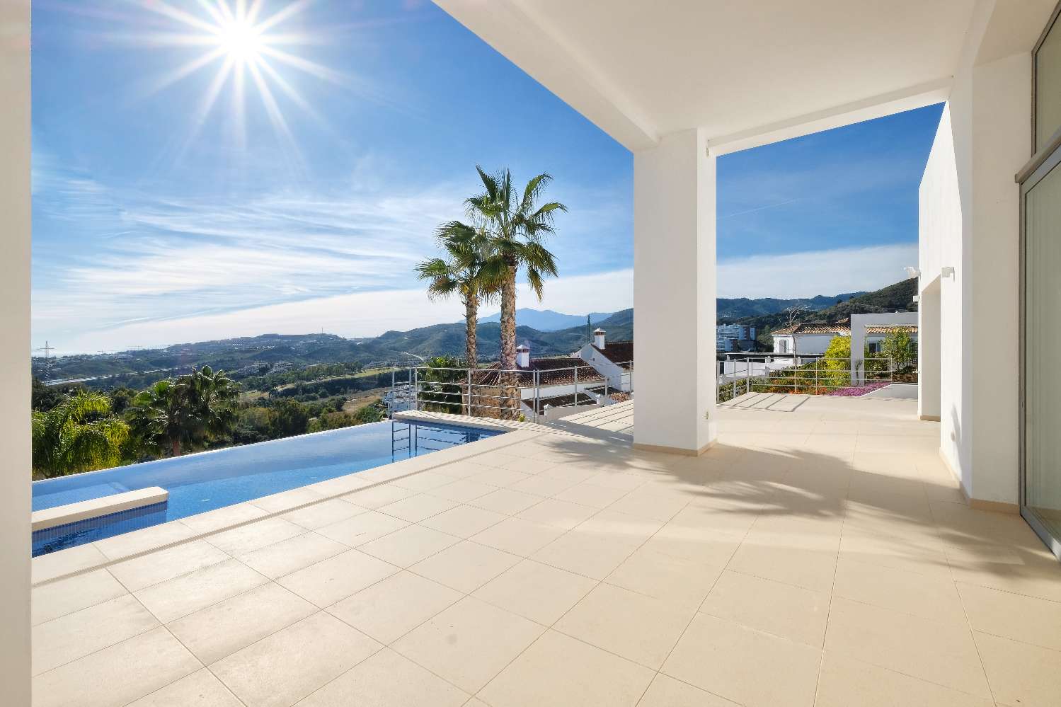 Beautiful brand new villa with sea views 10 mniutos from the beach