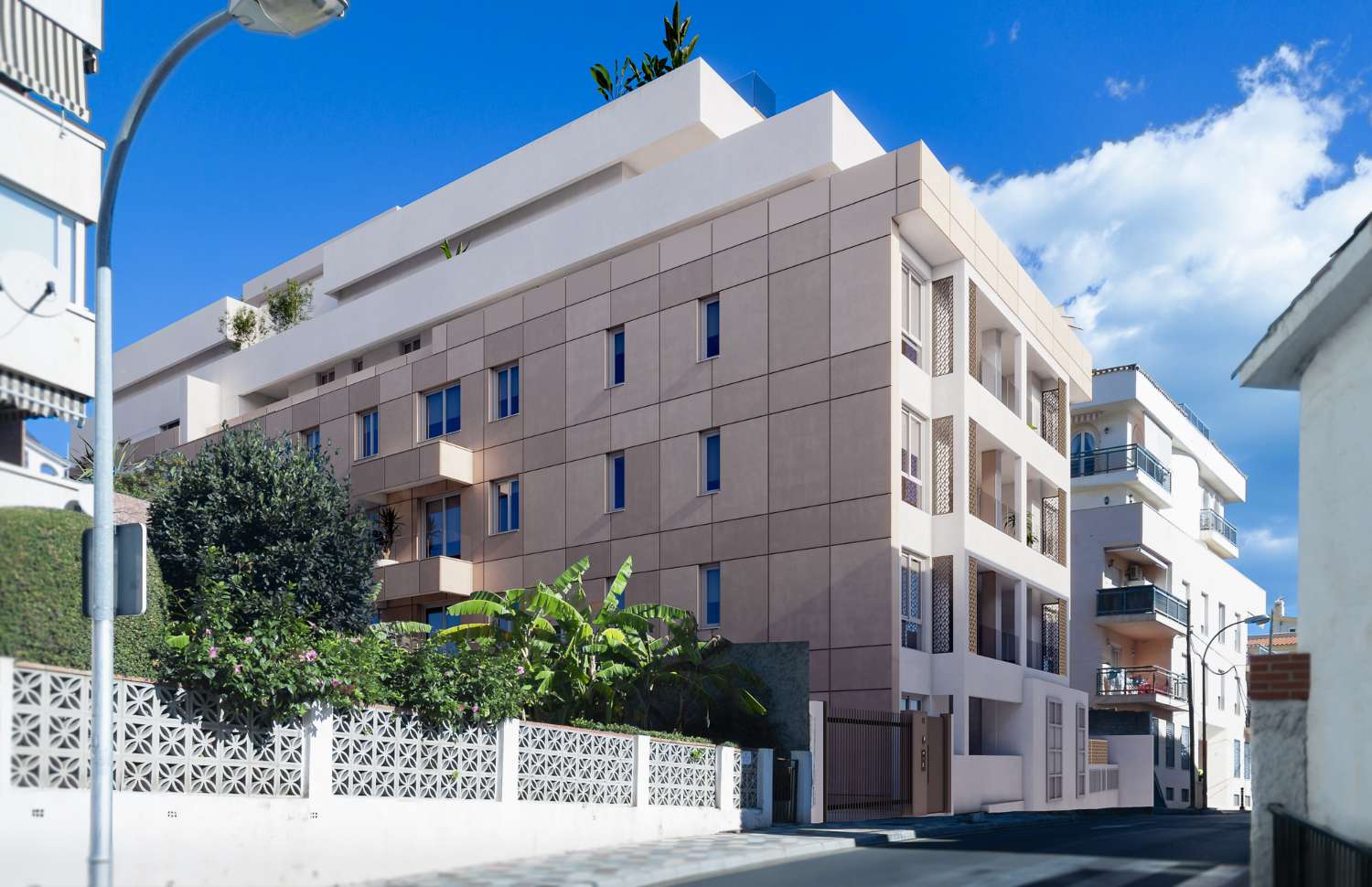Lage prijzen van drie slaapkamers met privétuin in aanbouw in stedelijk centrum naast diensten en 10 minuten van het strand