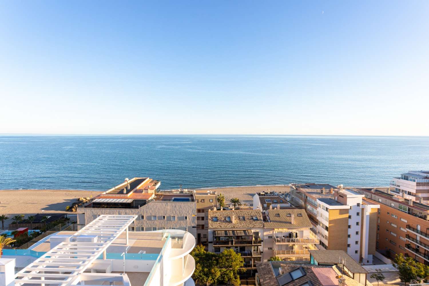 Slaapkamer penthouse met uitzicht op de zee in Carvajal strand