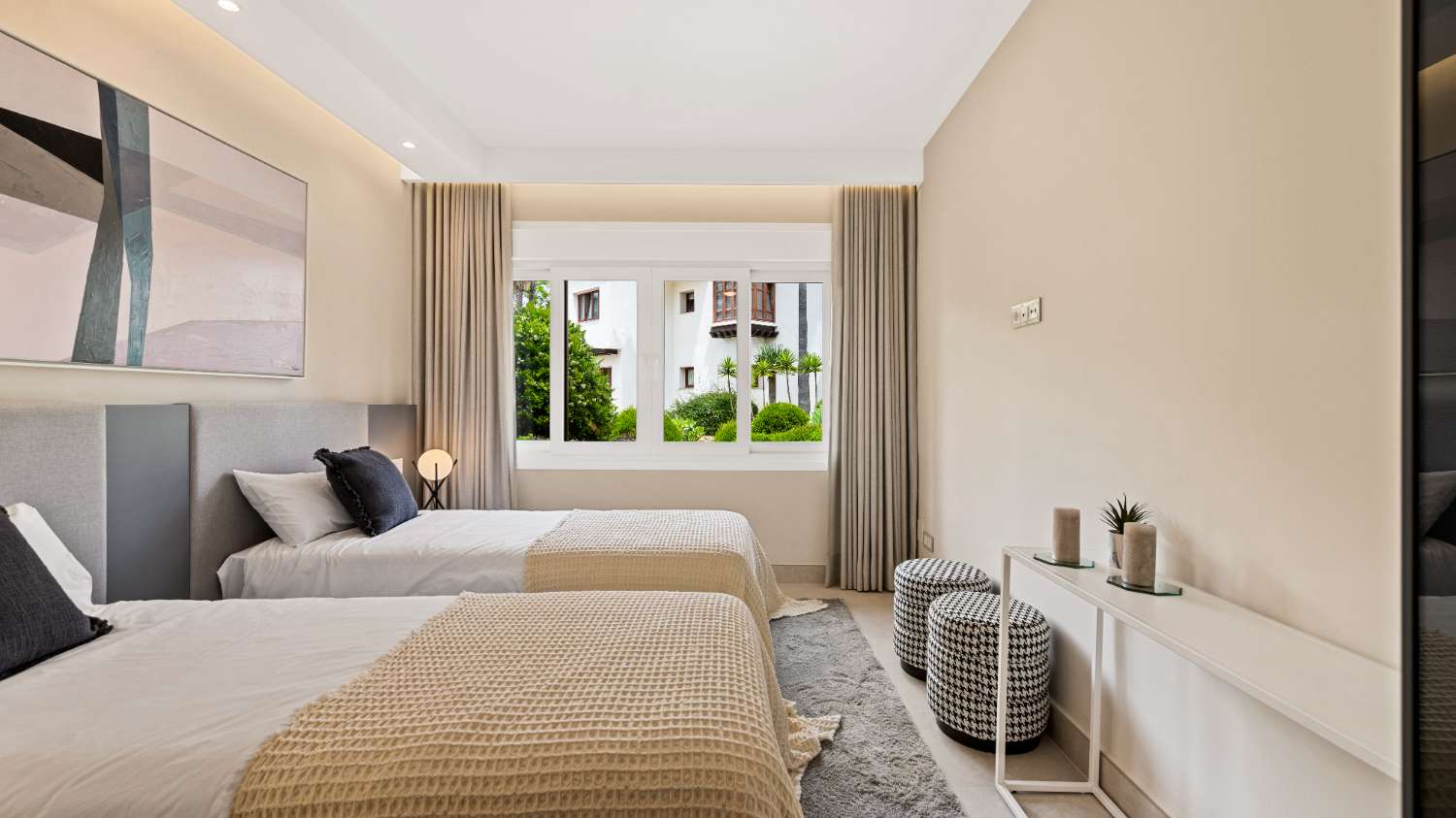 Appartement aan het strand, op het zuiden, uitzicht op zee op de begane grond met 4 slaapkamers volledig gerenoveerd in Bahía del Velerin.