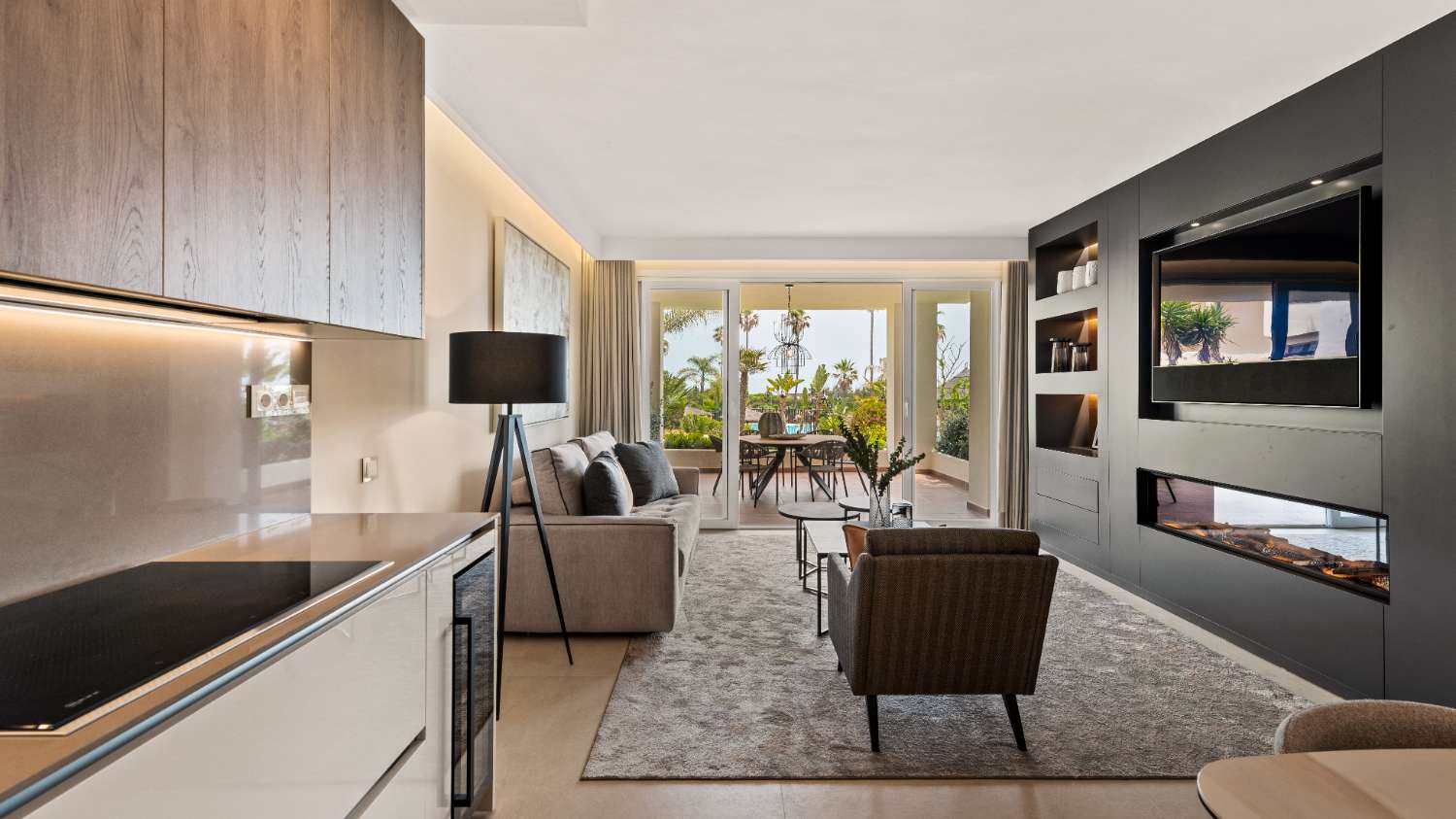 Apartamento en primera línea de playa, orientación sur, vistas al mar en planta baja de 4 dormitorios totalmente renovado en Bahía del Velerin.