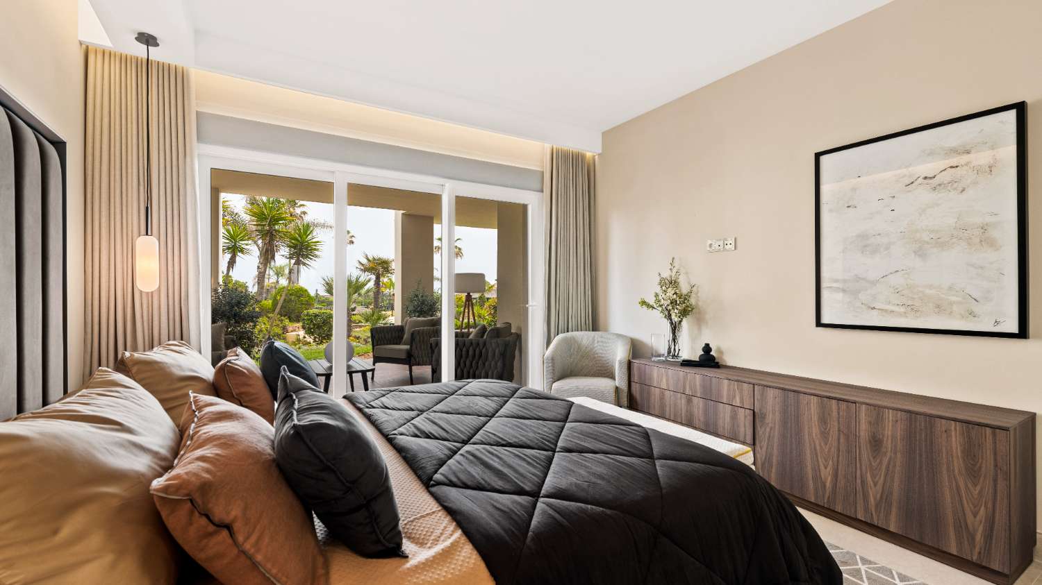 Apartamento en primera línea de playa, orientación sur, vistas al mar en planta baja de 4 dormitorios totalmente renovado en Bahía del Velerin.