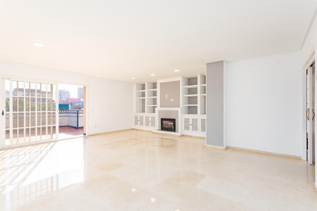LUXURY PENTHOUSE IN THE BEST AREA OF THE CENTER OF FUENGIROLA.