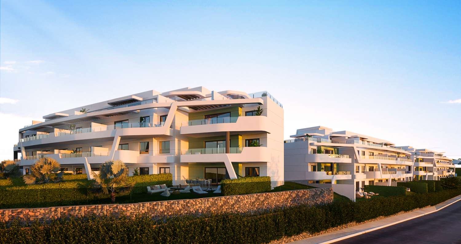 Nybyggnation i Mijas stora terrasser med utsikt över havet med privat trädgård