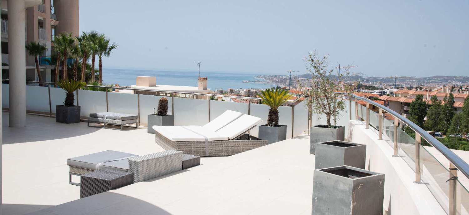 Attico di lusso con 3 camere da letto con vista sul mare e terrazza di 172m2