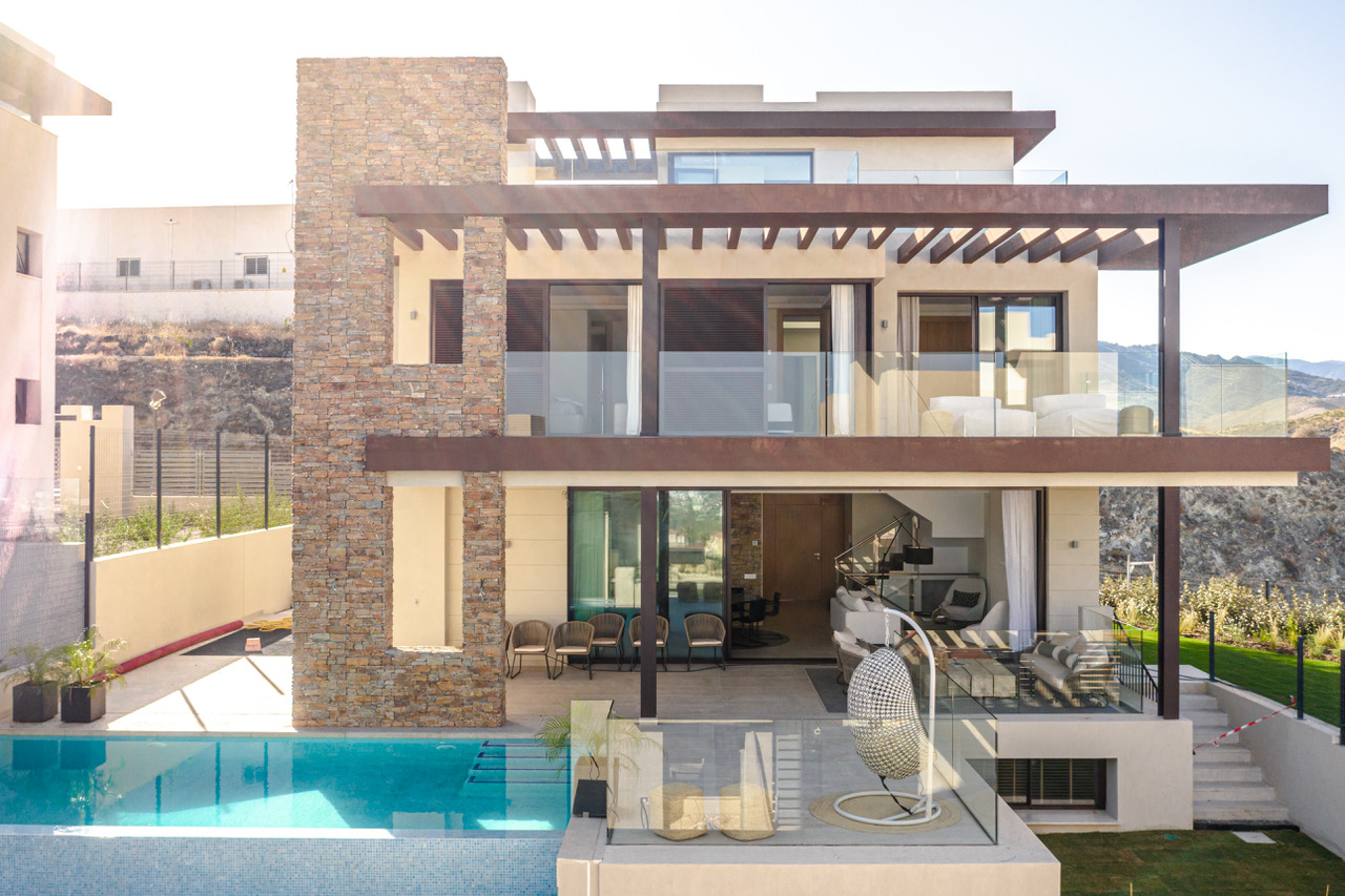 Luxurious contemporary villa, with the best qualities on the market. With sea views
