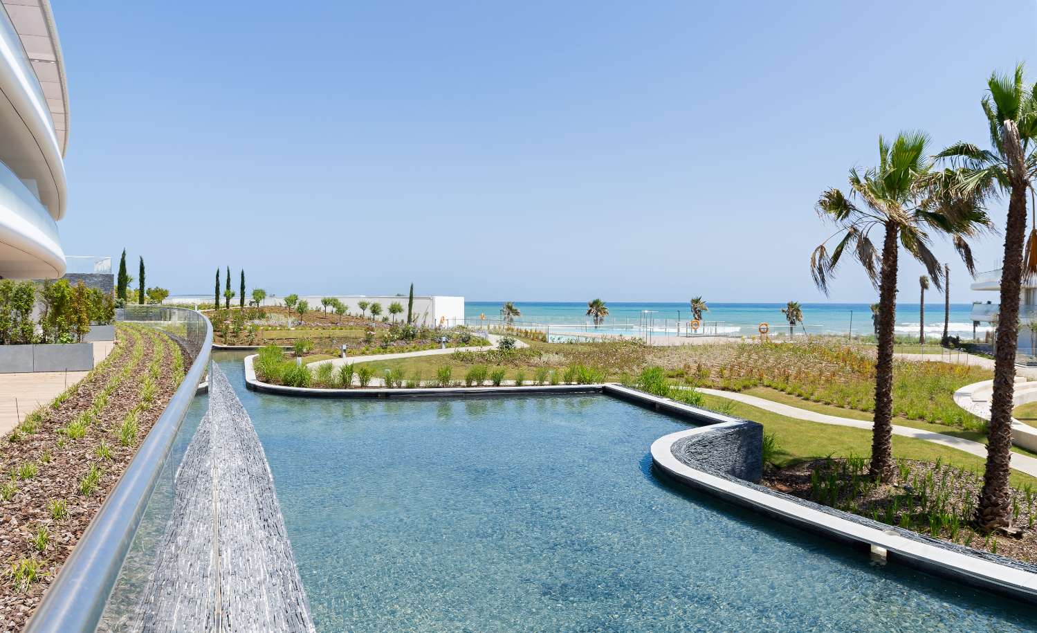 Mooi luxe penthouse 3 slaapkamers aan het strand met groot terras