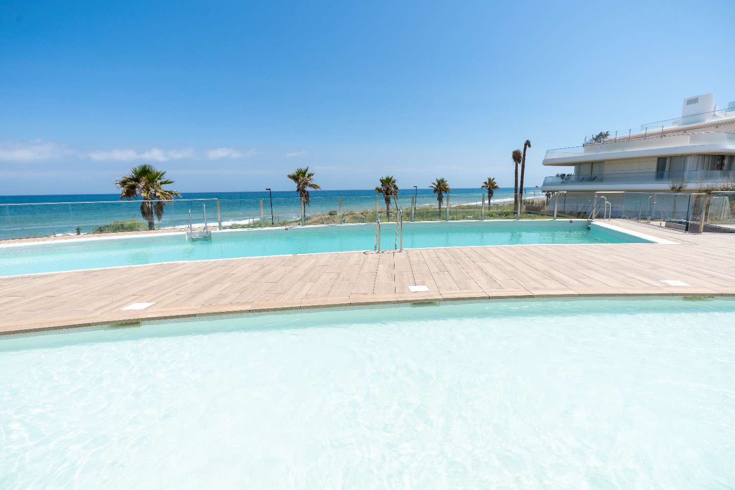 Mooi luxe penthouse 3 slaapkamers aan het strand met groot terras