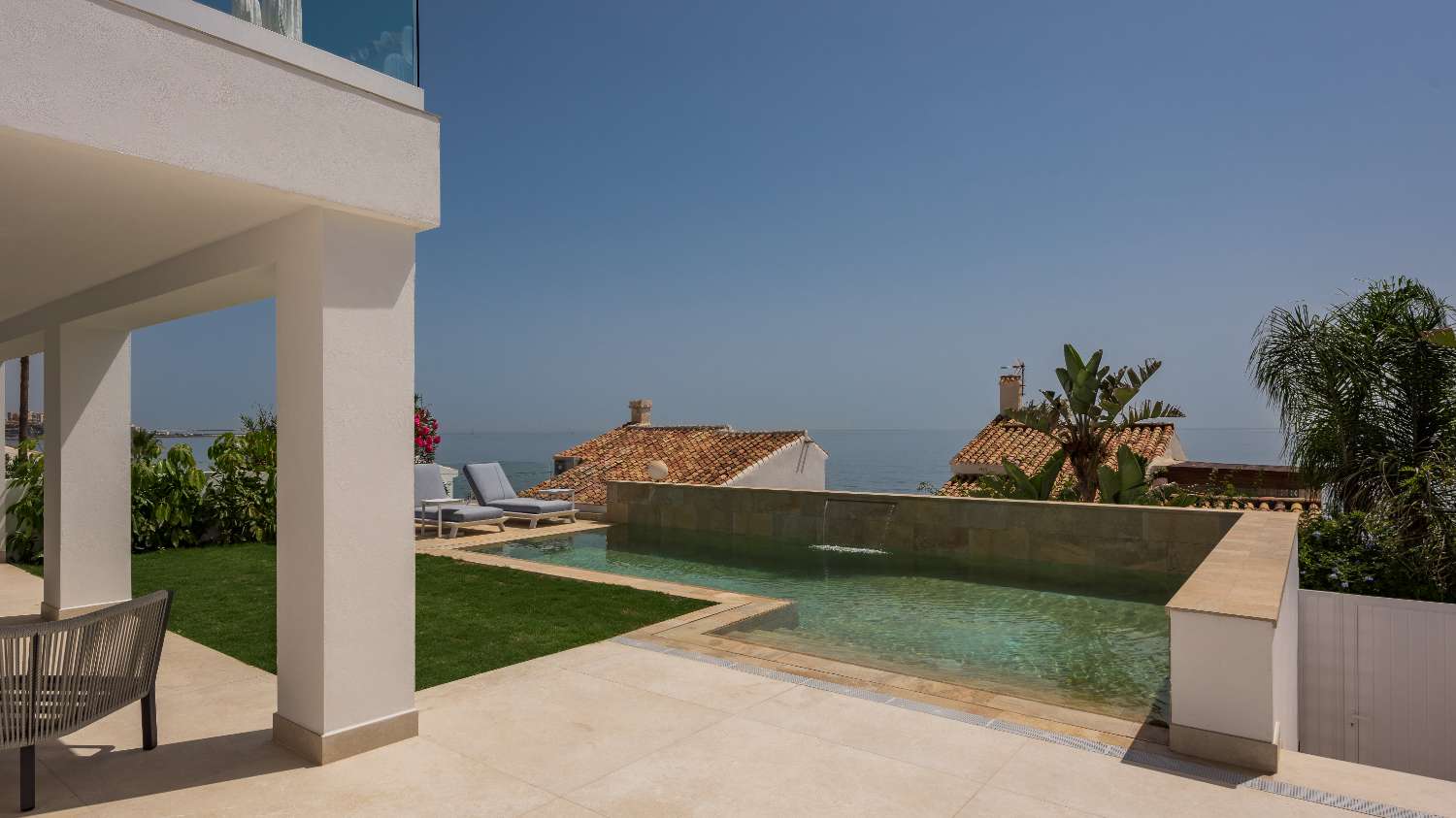 Vacker renoverad villa med havsutsikt intill stranden i Estepona