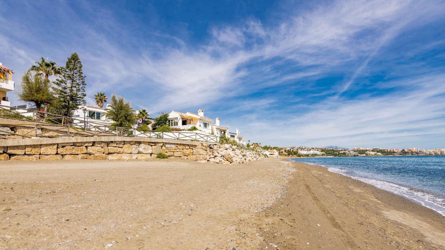 Vakker renovert villa med havutsikt ved siden av stranden i Estepona