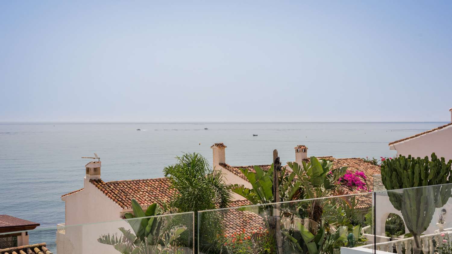 Belle villa rénovée avec vue sur la mer à côté de la plage à Estepona