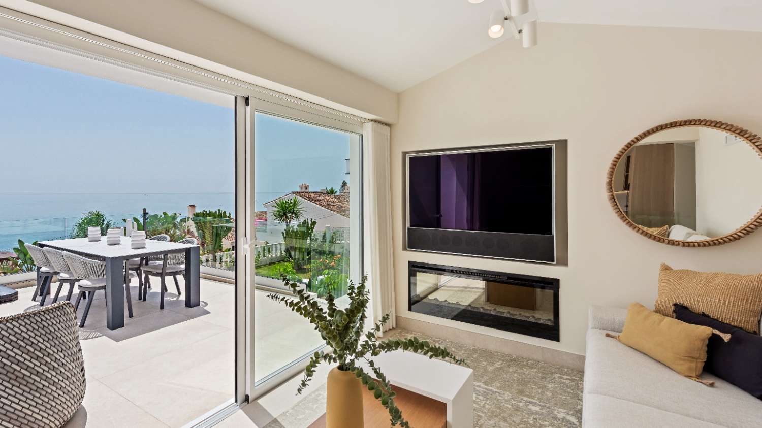 Prachtige gerenoveerde villa met uitzicht op zee naast het strand in Estepona