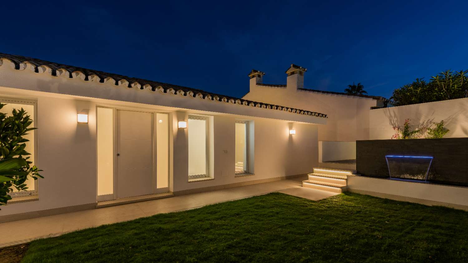 Prachtige gerenoveerde villa met uitzicht op zee naast het strand in Estepona
