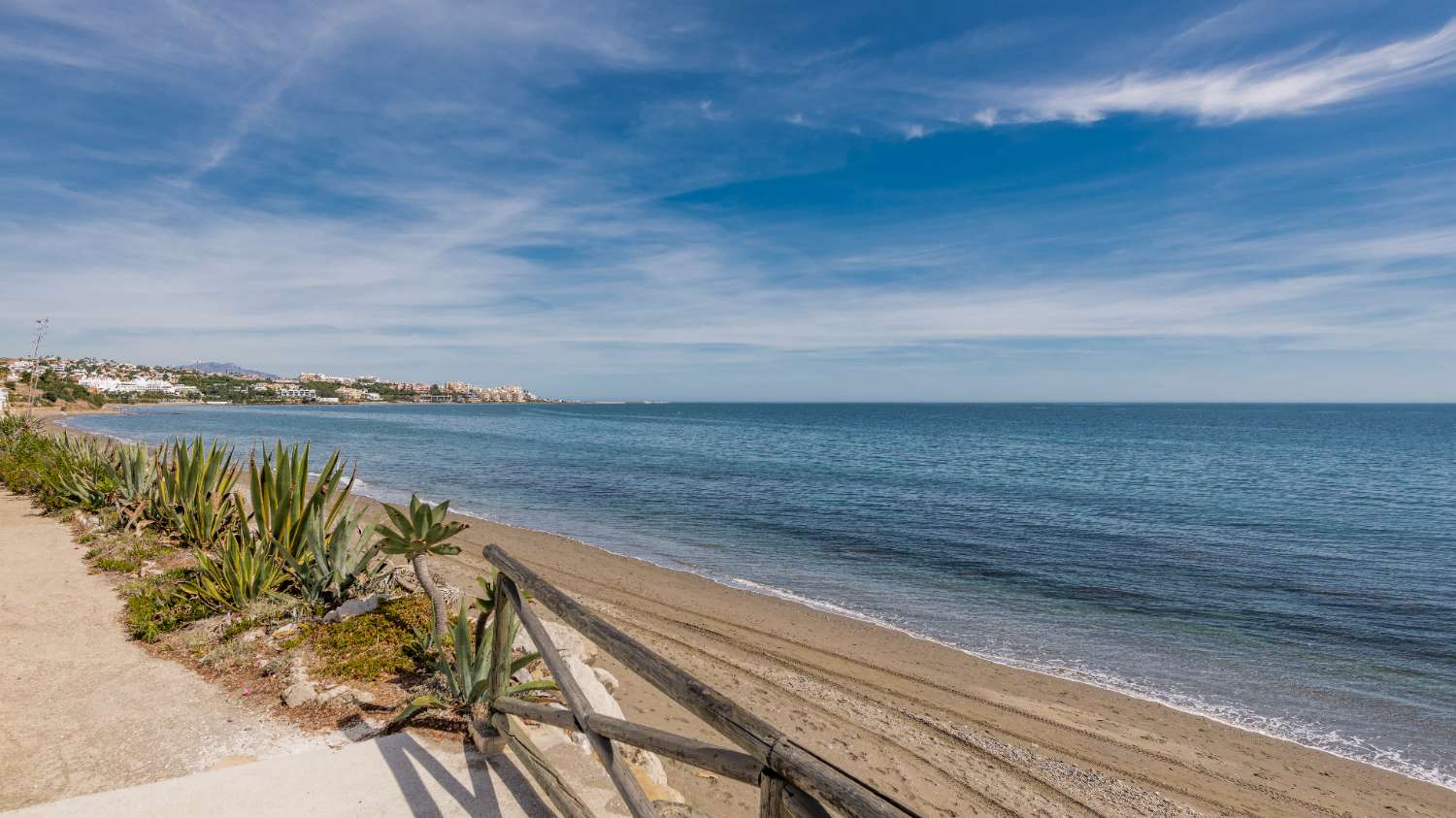 Vacker renoverad villa med havsutsikt intill stranden i Estepona