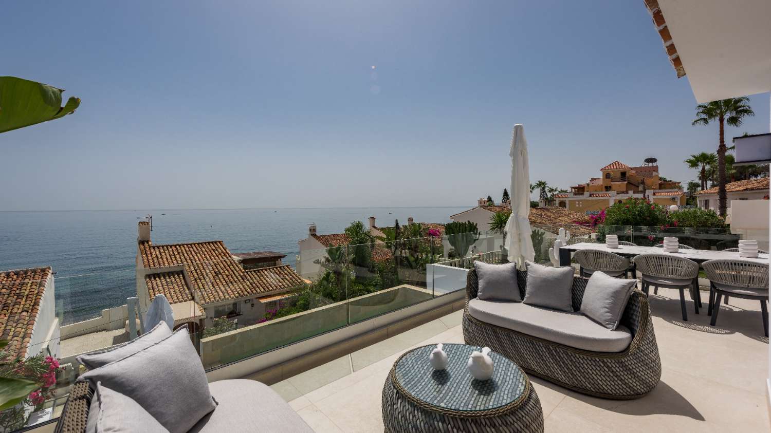 Preciosa villa renovada con vistas al mar al lado de la playa en Estepona