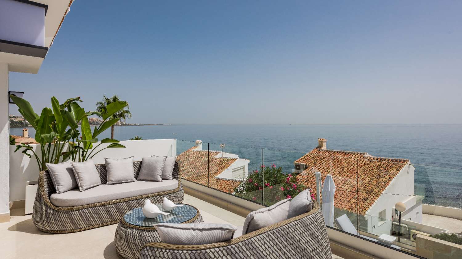 Schöne renovierte Villa mit Meerblick direkt am Strand in Estepona