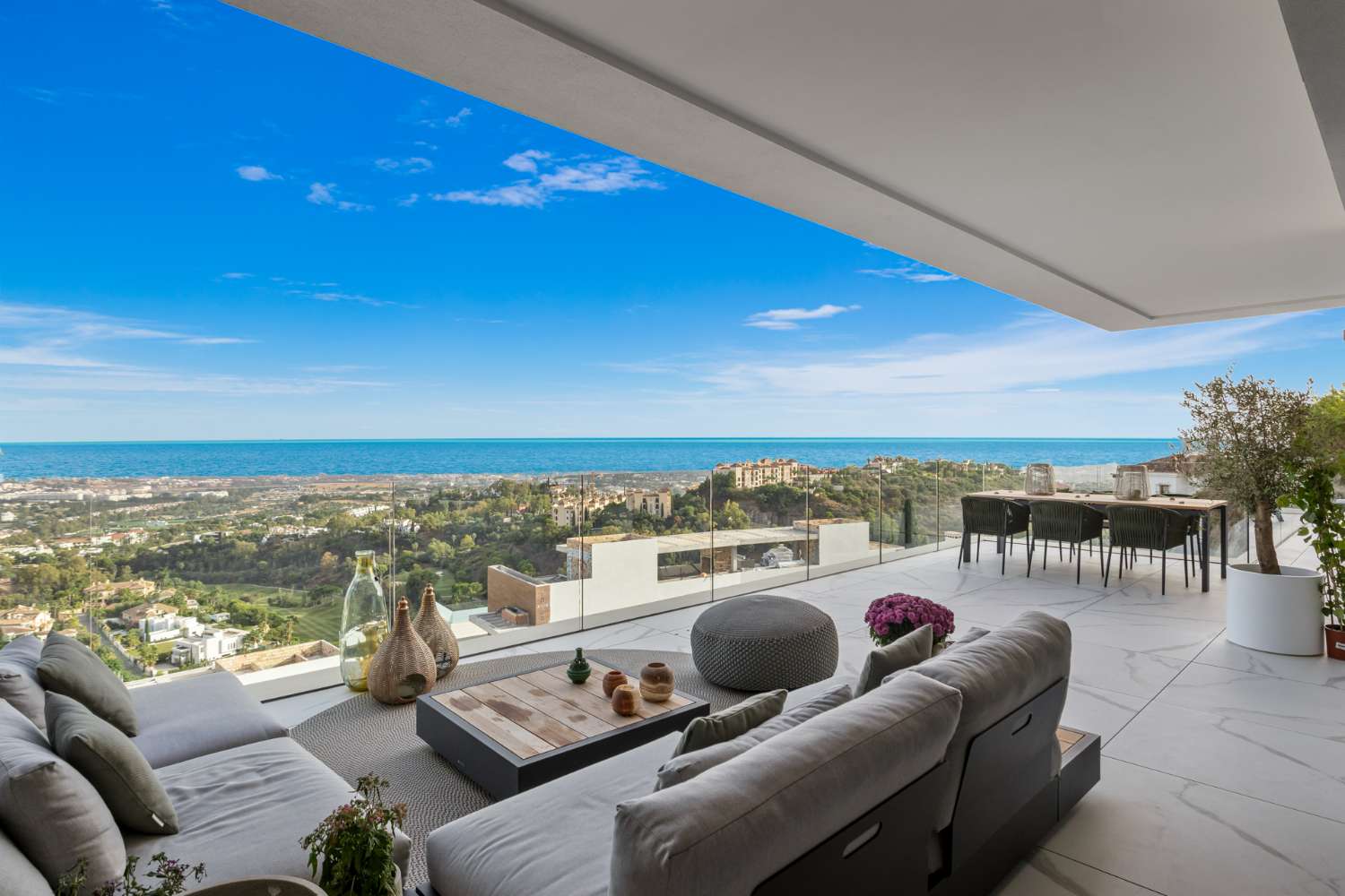 Vakker tre roms leilighet, med panoramautsikt over havet