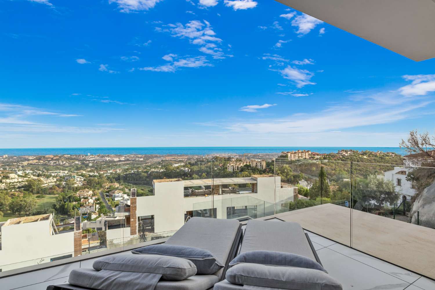 Vakker tre roms leilighet, med panoramautsikt over havet