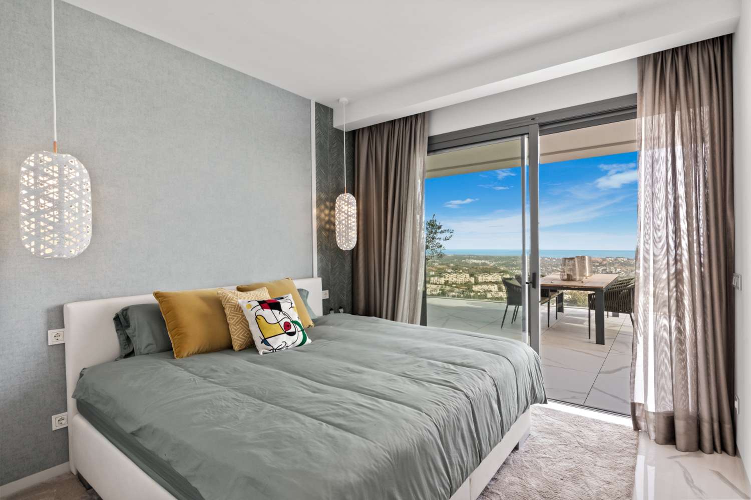 Vacker lägenhet med tre sovrum, med panoramautsikt över havet