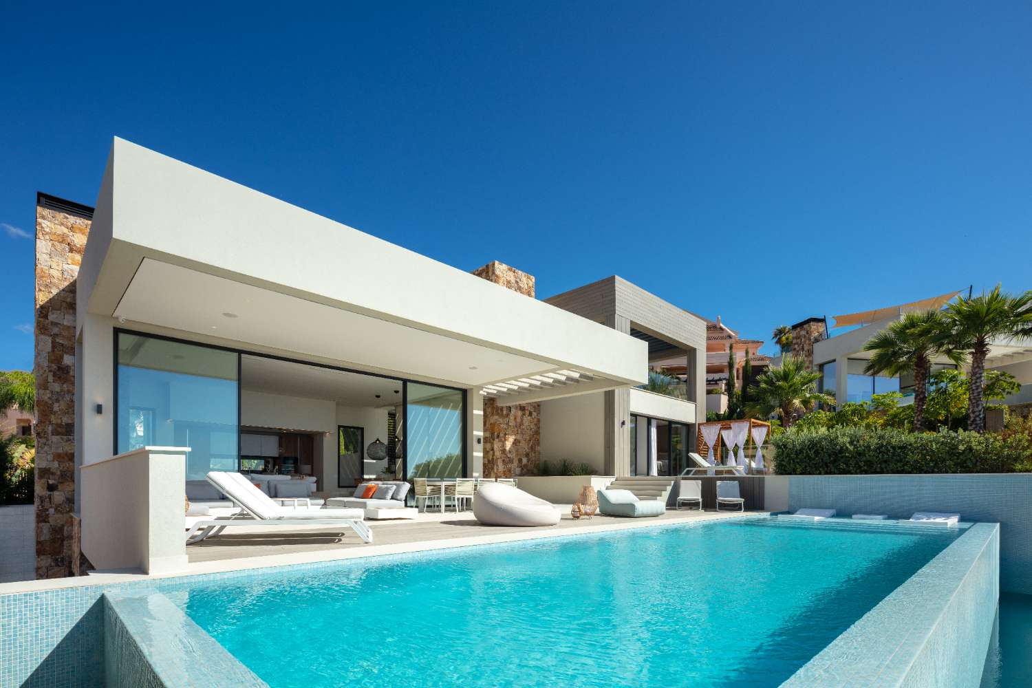 Bella villa a Nueva Andalucia con vista sul mare