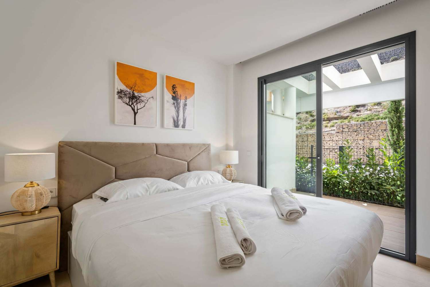 Sänkt i pris!! Från €579.000 till €549.000. Vacker lägenhet med 2 sovrum på bottenvåningen till salu i Higuerón West med havsutsikt och privat pool