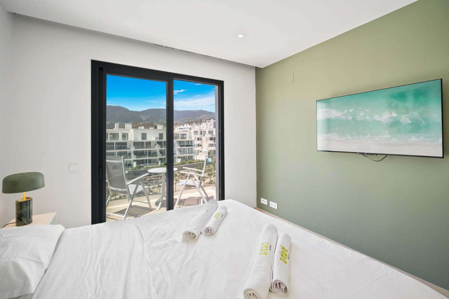 Verlaagd in prijs!! Van €1.495.000 tot €1.429.000. Mooi penthouse met 3 slaapkamers te koop in Higuerón West met uitzicht op zee en privé zwembad