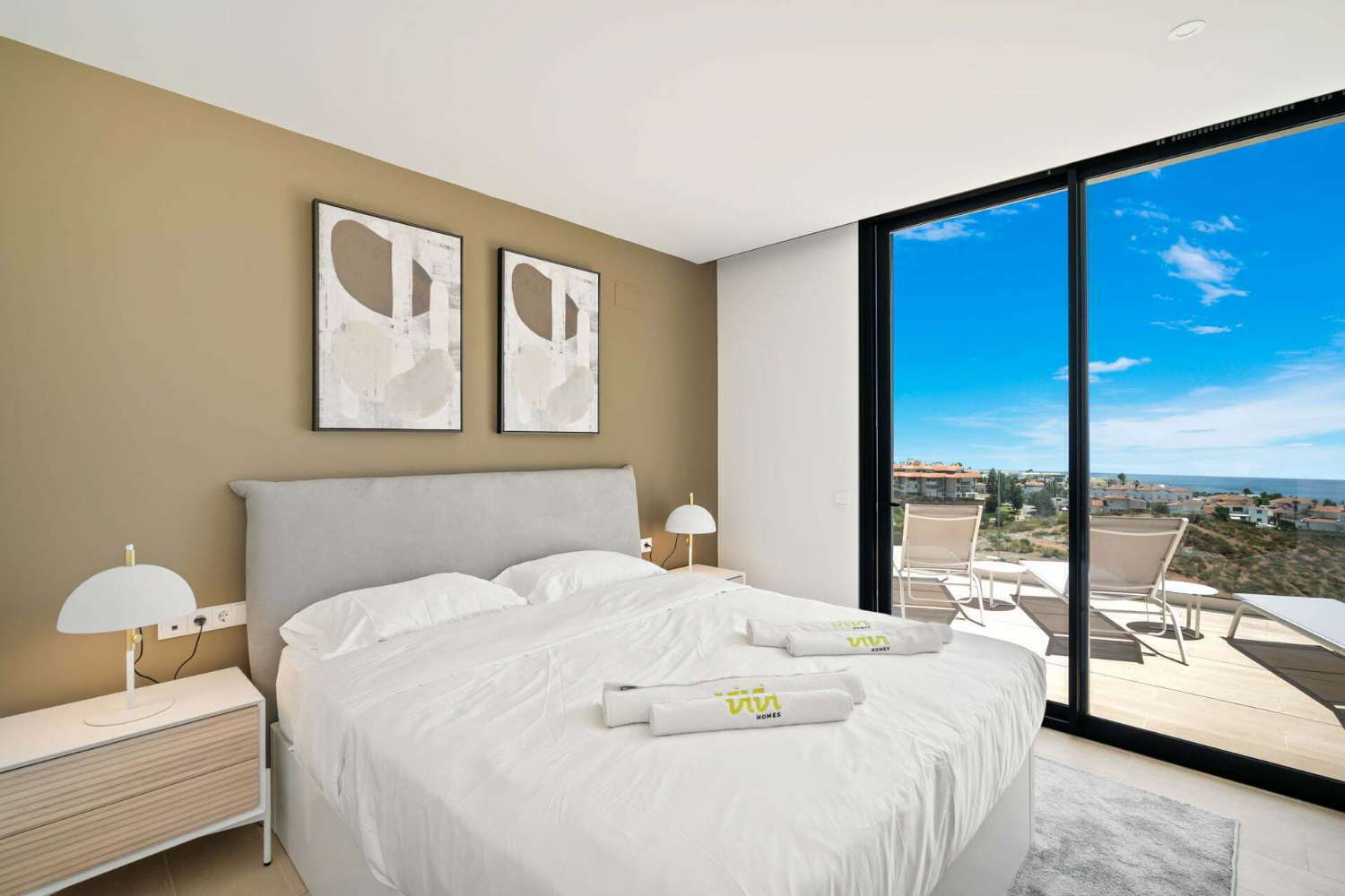 Verlaagd in prijs!! Van €1.495.000 tot €1.429.000. Mooi penthouse met 3 slaapkamers te koop in Higuerón West met uitzicht op zee en privé zwembad