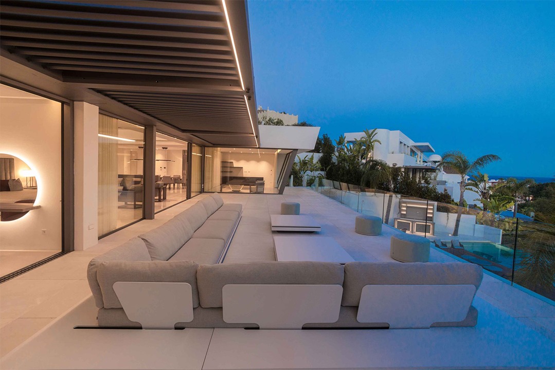 Ny modern villa med fantastisk panoramautsikt över havet och golfen.