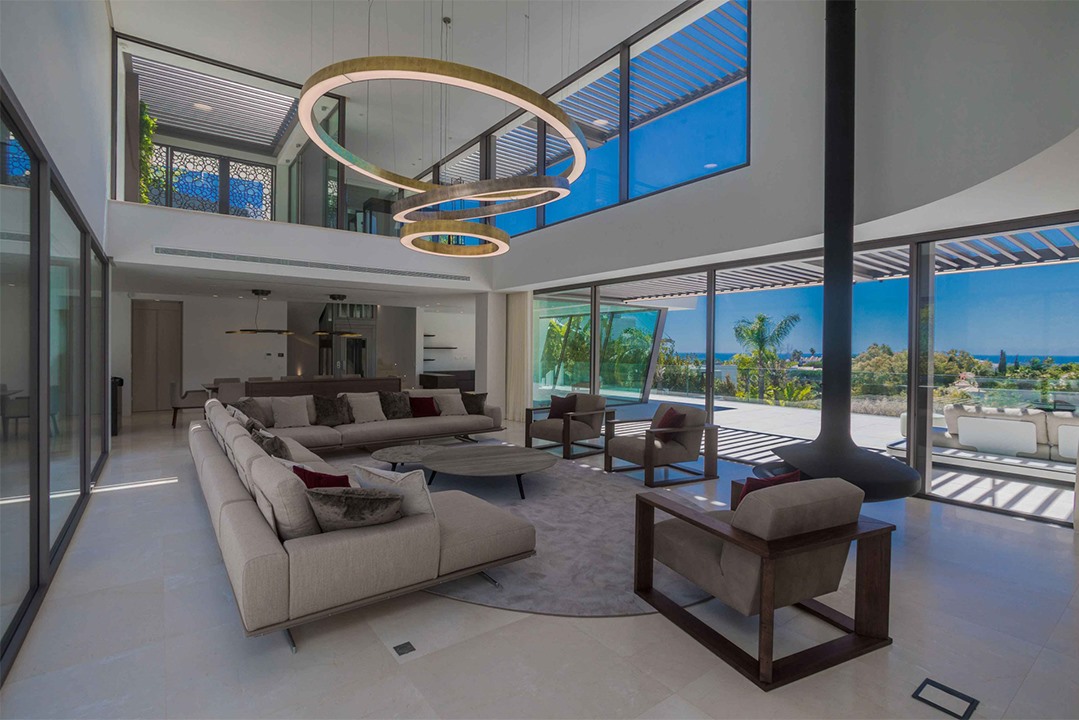 Nouvelle villa moderne avec de superbes vues panoramiques sur la mer et le golf.